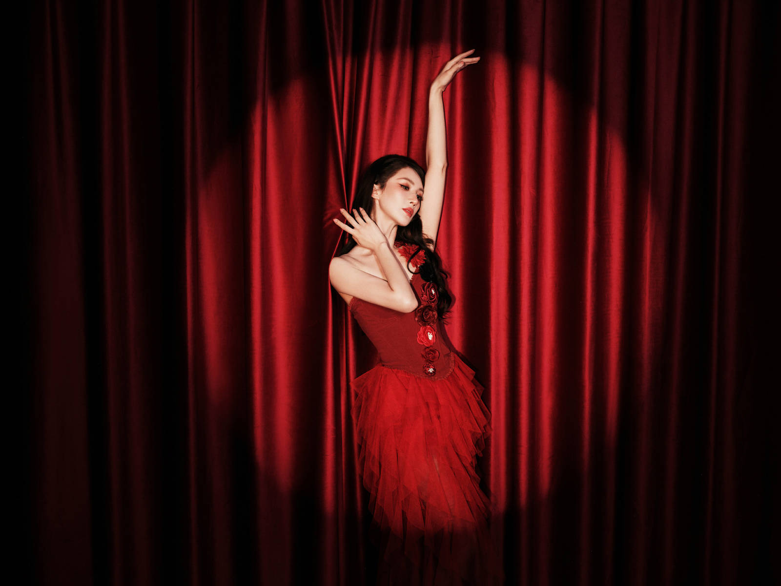 金晨一袭红色纱裙化身玫瑰女郎！舞姿优美身材性感