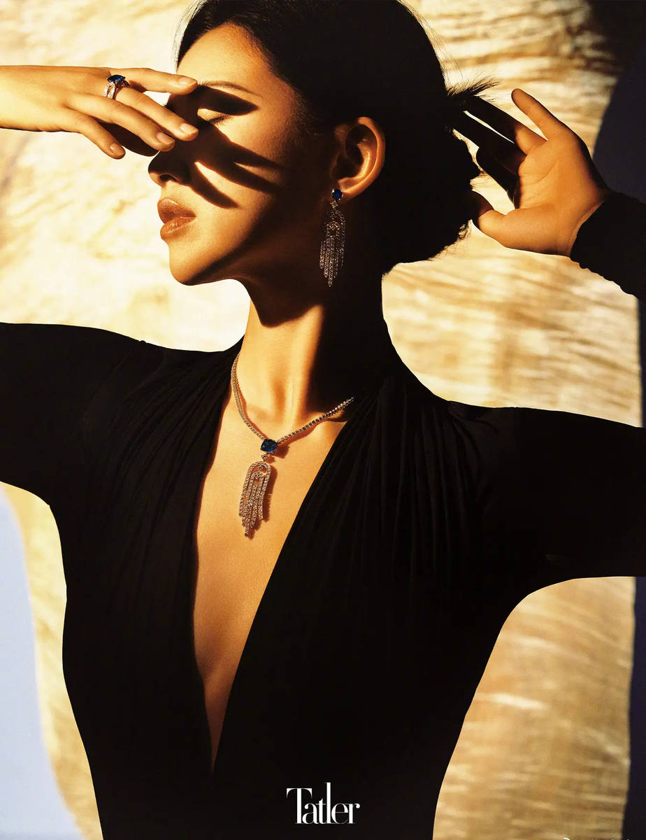 朱珠一组鎏金岁月大片释出 诠释浓妆淡抹总相宜