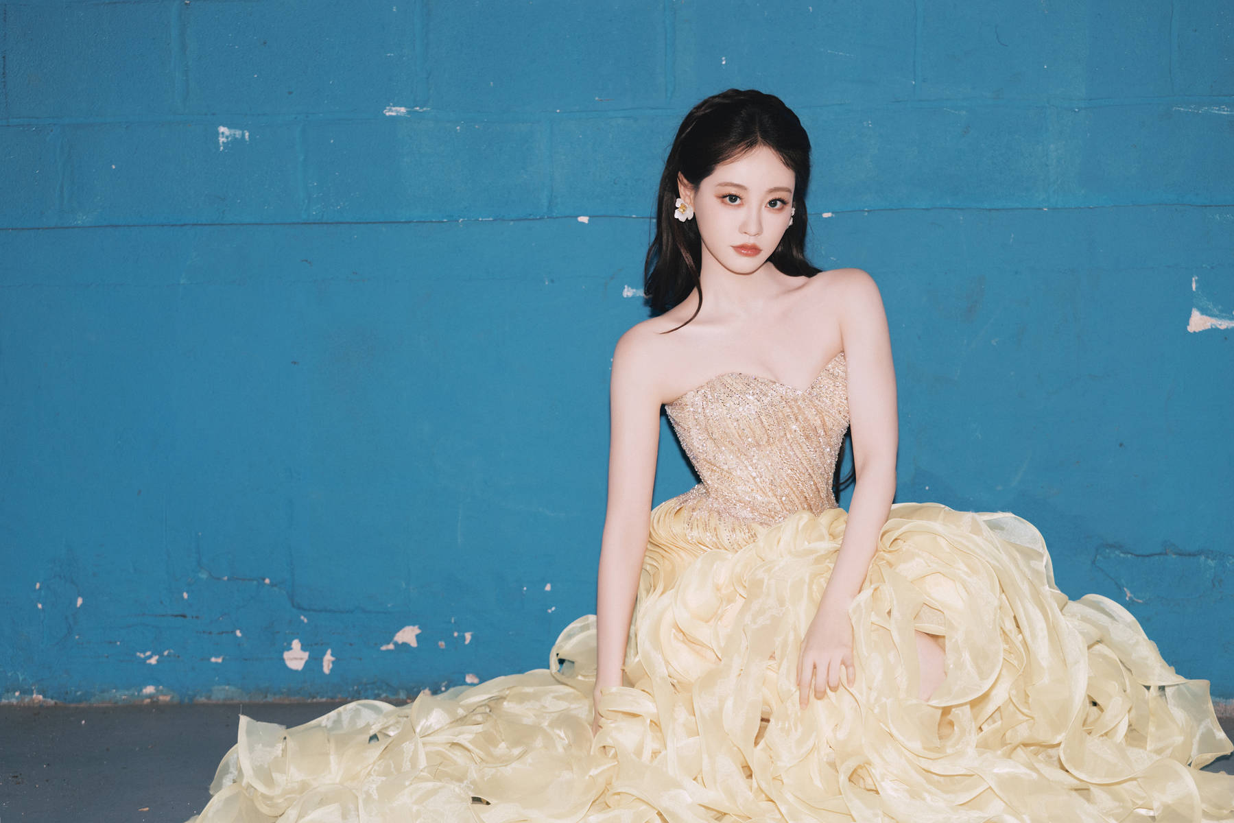 祝绪丹穿纱裙气质明媚娇俏 表情生动宛如在逃公主