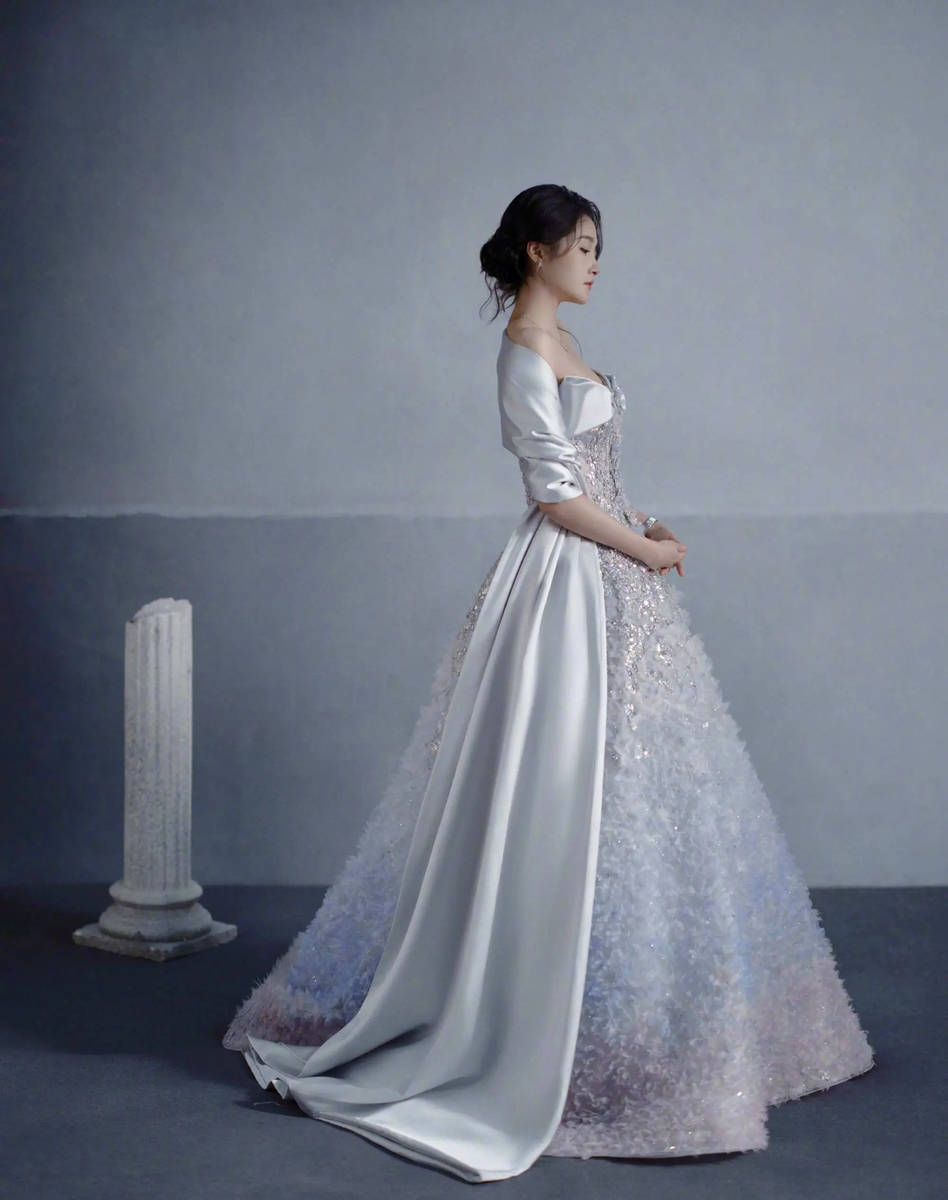 关晓彤身着银灰色缎面长裙 发丝轻拂尽显温婉高贵