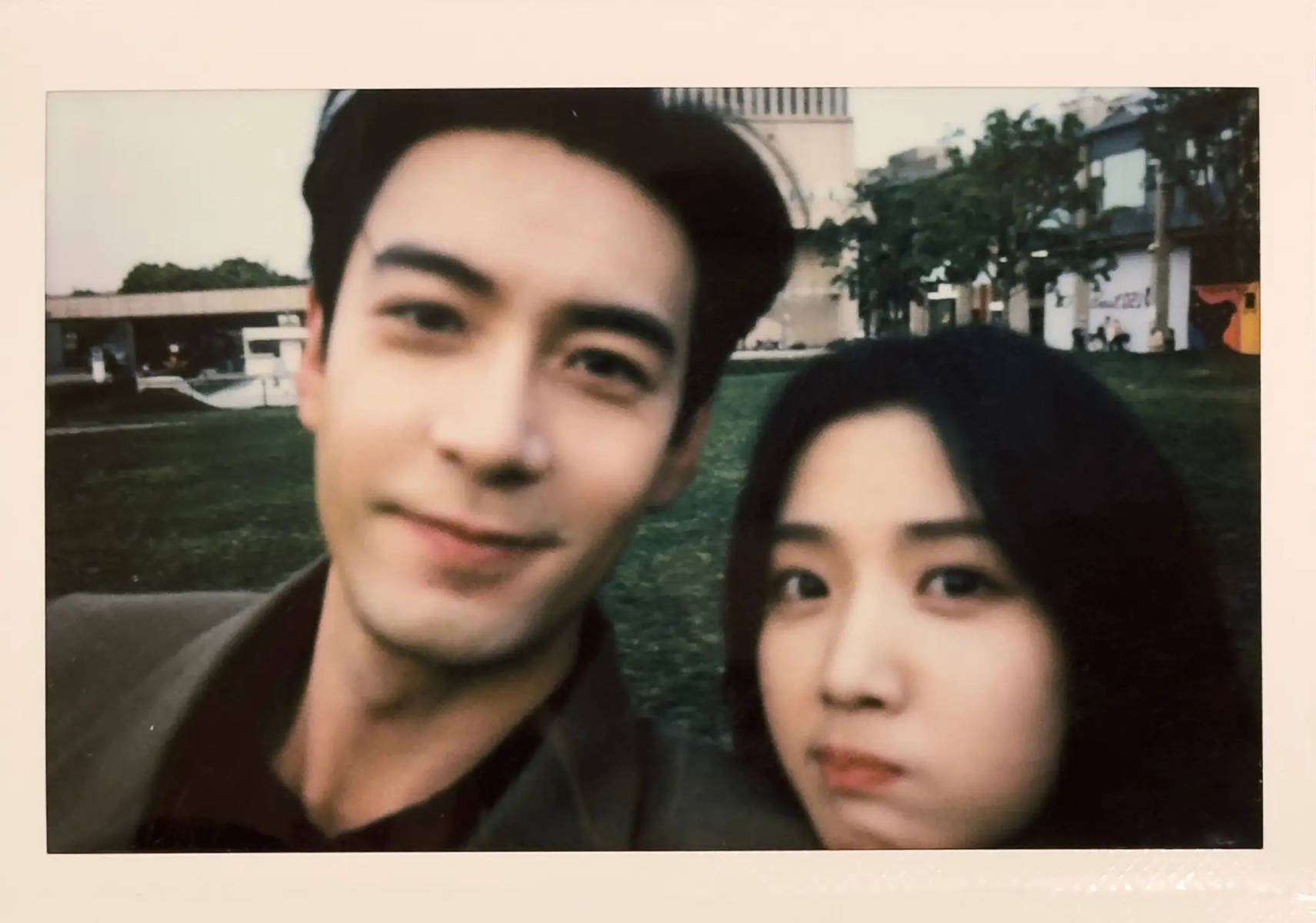 陈星旭卢昱晓拍立得合照曝光 男帅女好意思同框太养眼