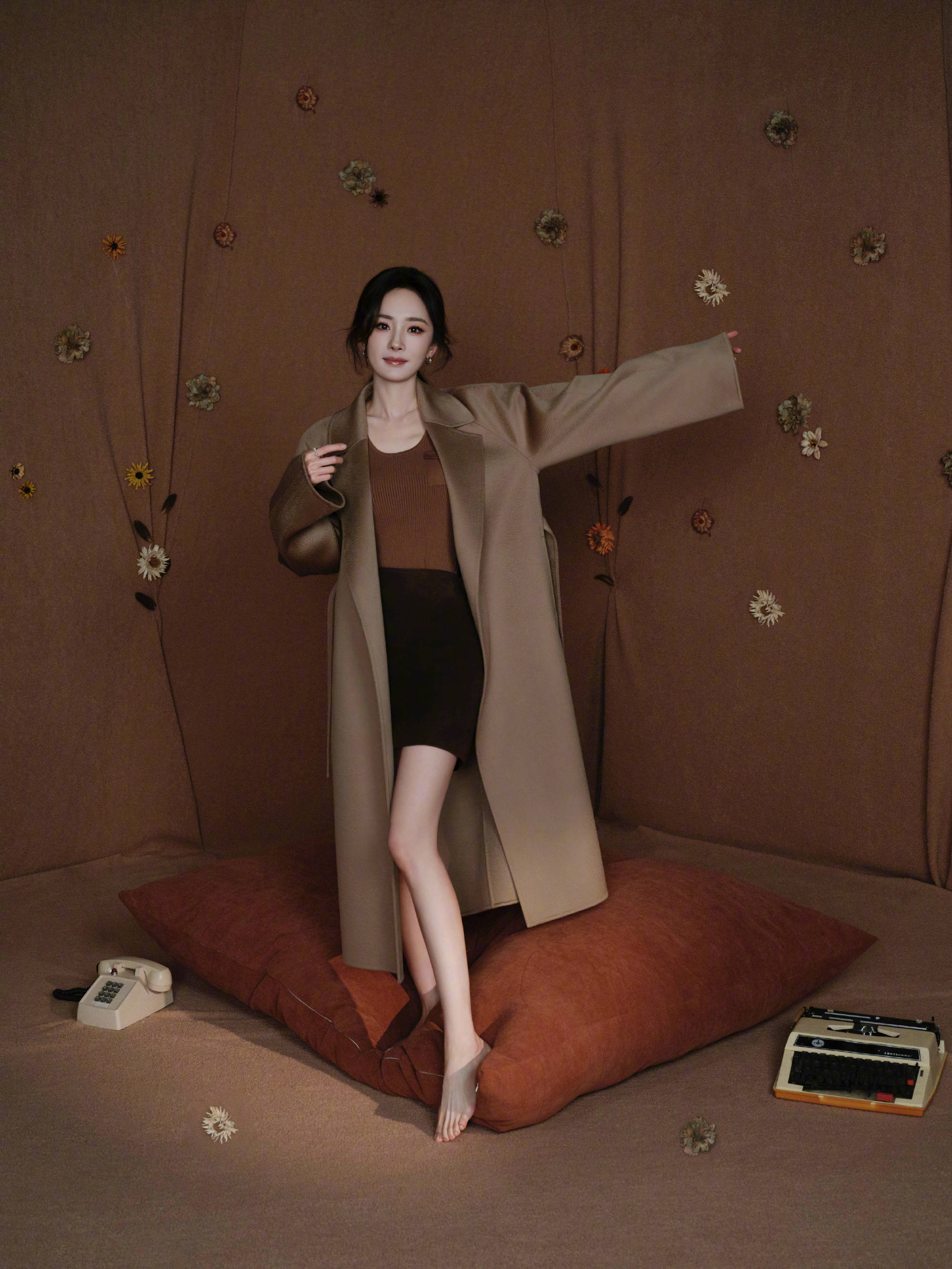 杨幂穿大衣气质迷东说念主 鲜明玉足光滑柔嫩好意思腿吸睛