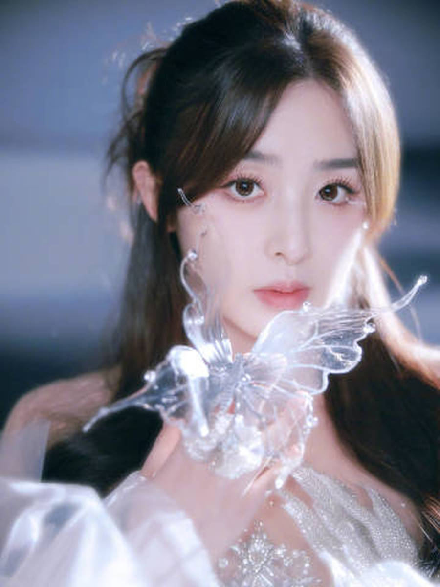 珍宝衰败白裙化身优雅白昼鹅 看向辽远目光和缓