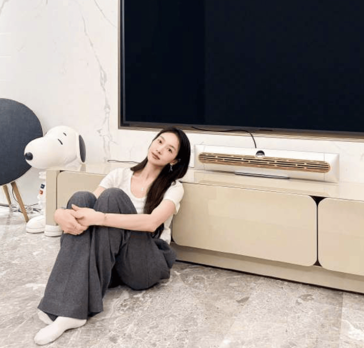 宋茜着从简白上衣心绪柔柔 长发轻扬随心幽静