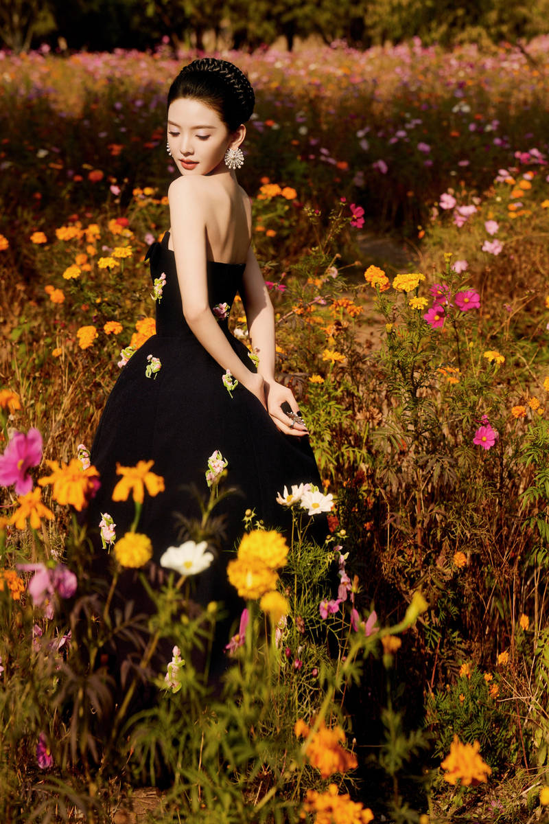 章若楠穿抹胸裙娇俏明媚 踏进花丛尽显存眷优雅