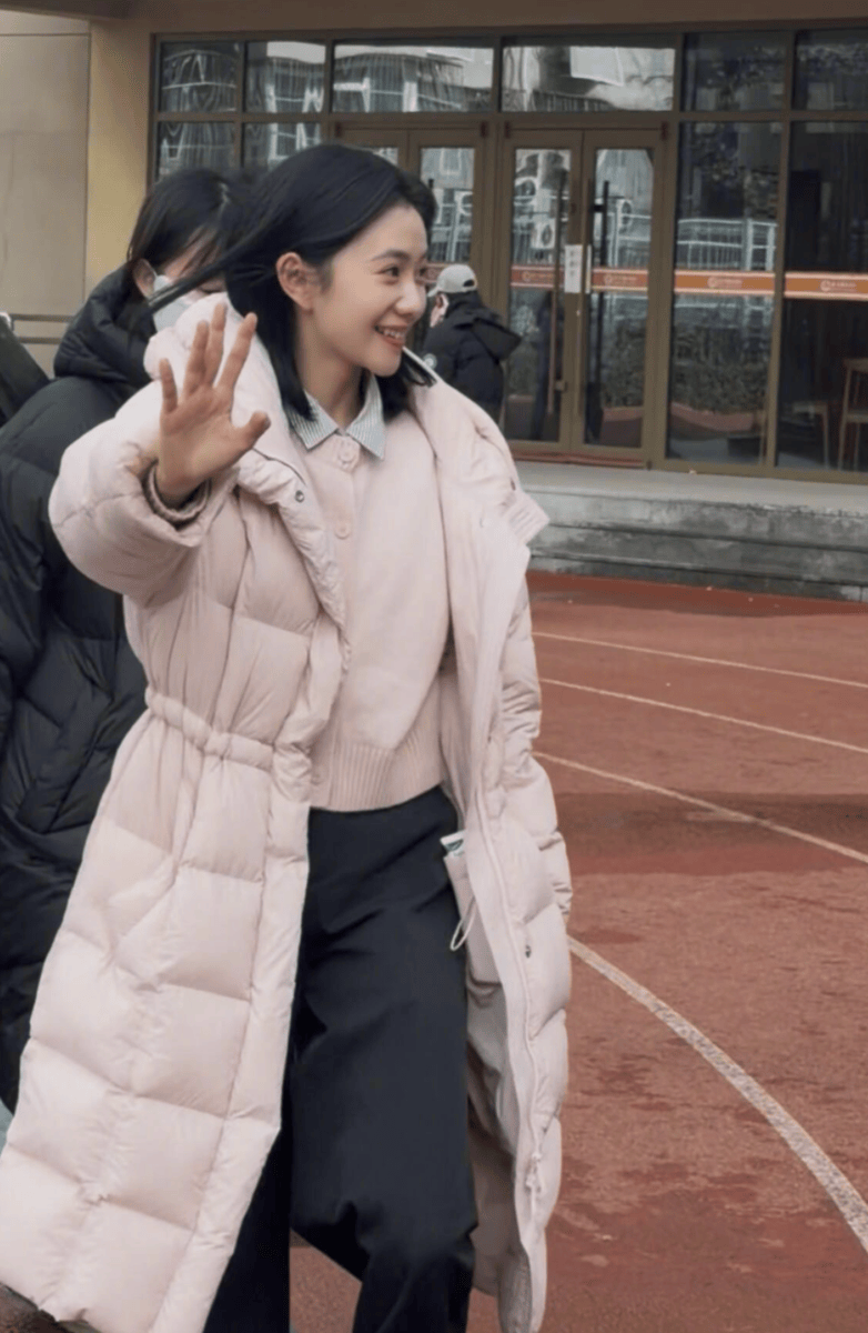 刘浩存回母校北舞笑貌明媚清甜 挥手拍照可儿鲜嫩