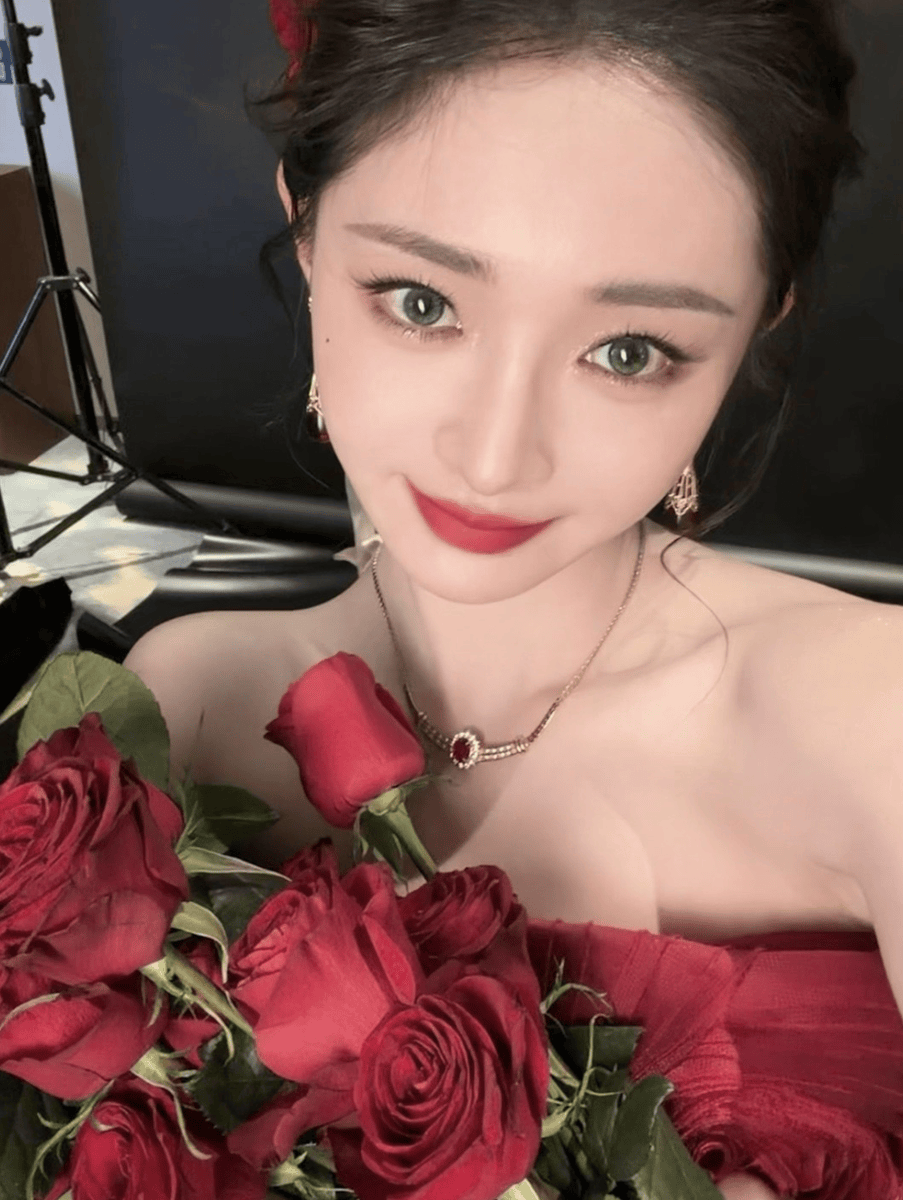 周洁琼一袭红裙气质娇娆 红玫瑰点缀画面心思娇俏