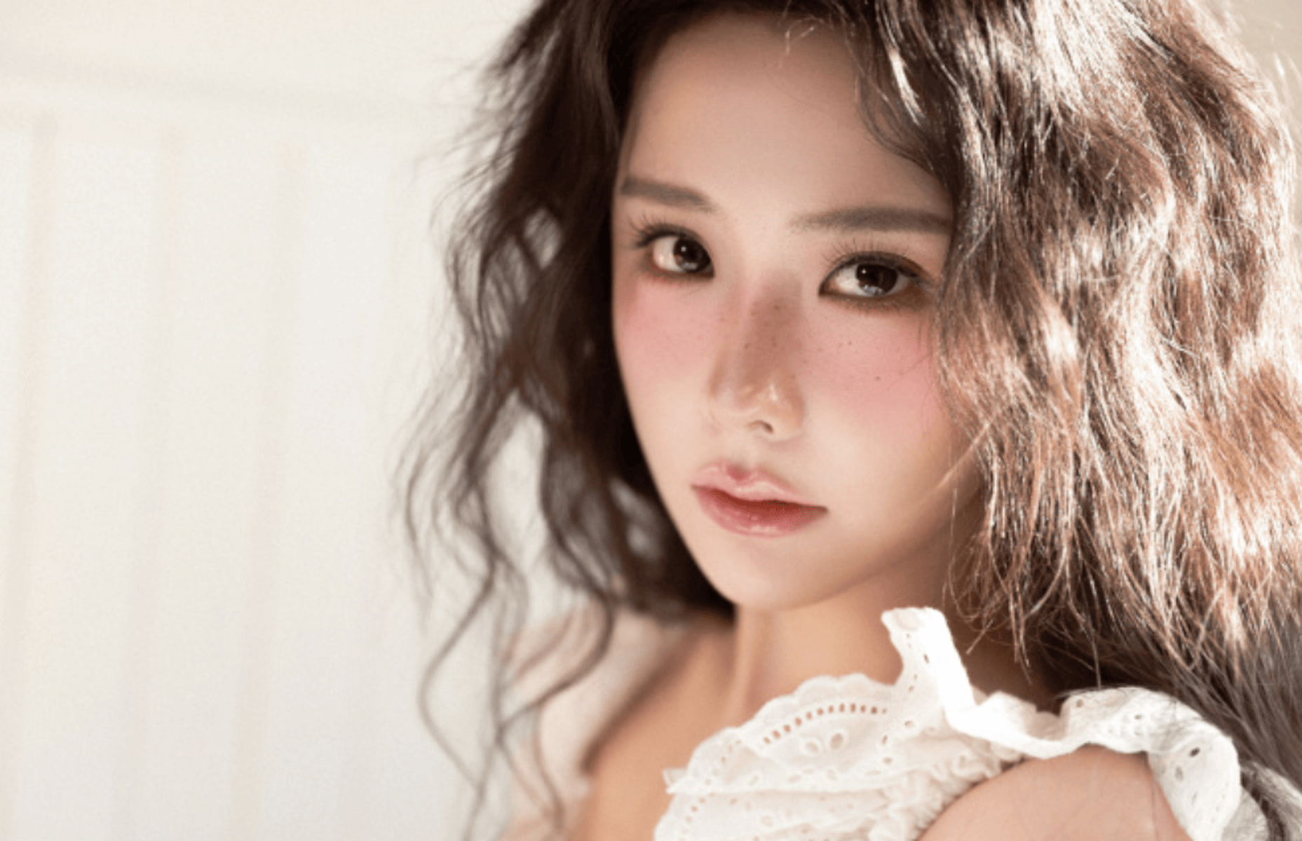 王艺瑾穿白蕾丝裙温柔灵动 雀斑妆精致亮眼