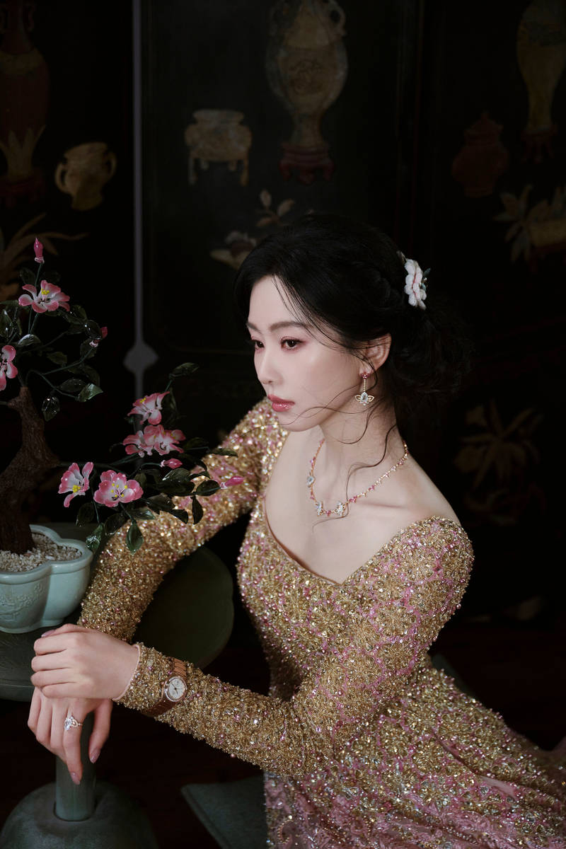 刘诗诗穿鎏金长裙天鹅颈吸睛 戴非遗绒花优雅动人
