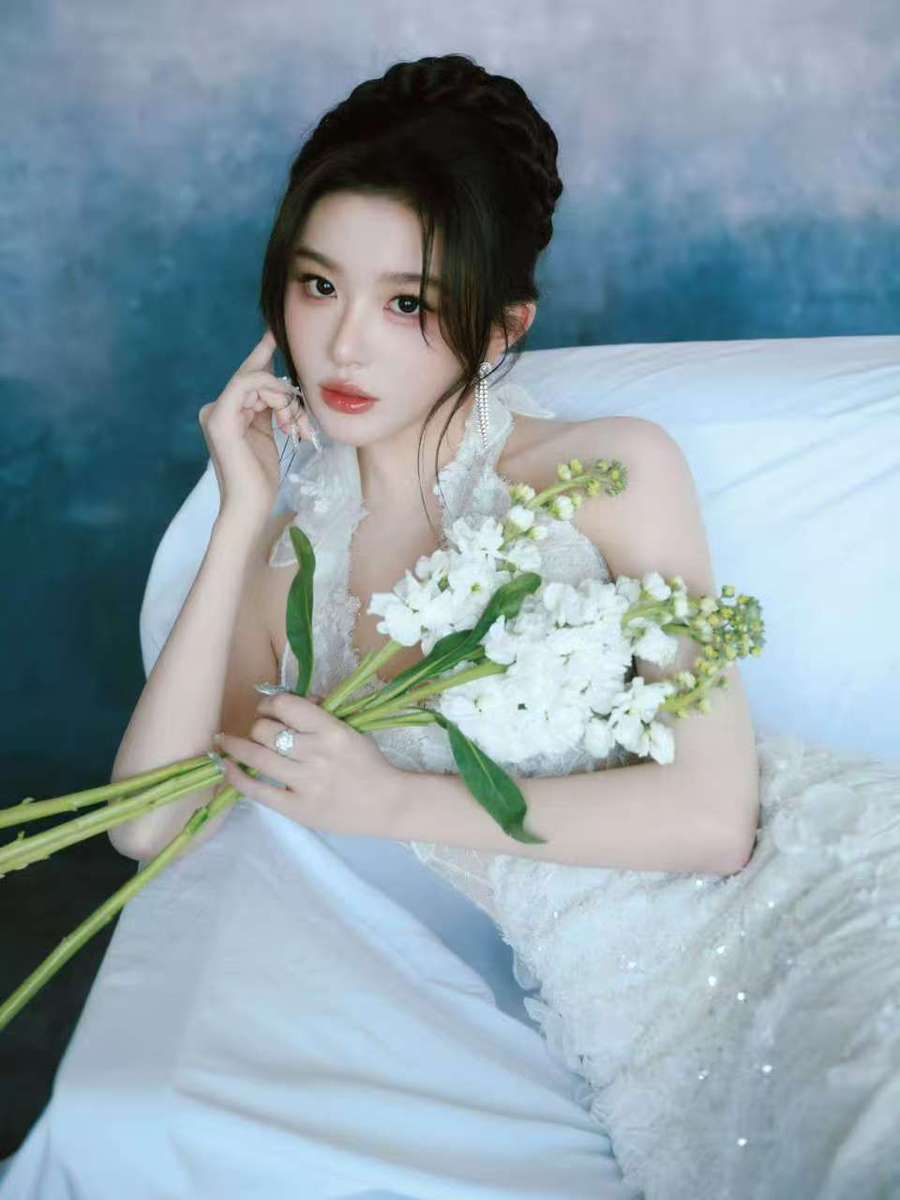 孔雪儿白色校服写照释出 细巧造型尽显优雅氛围感