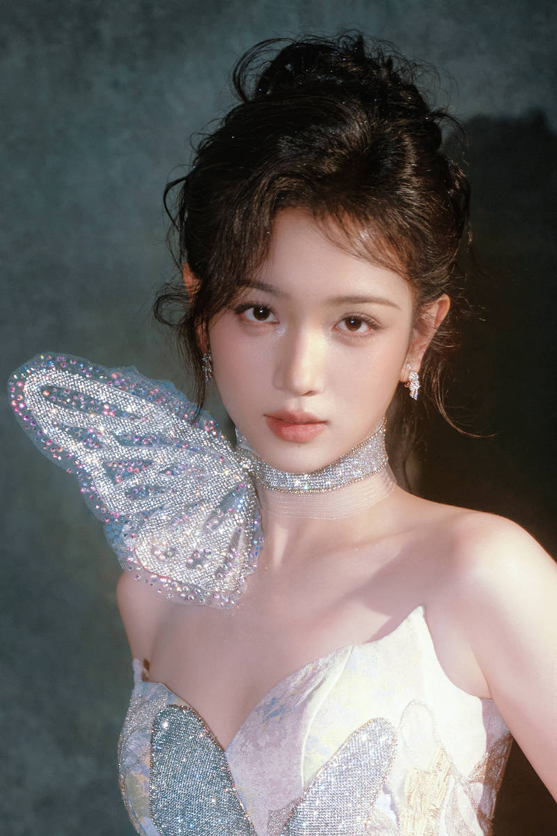 代露娃穿抹胸裙优雅高贵 倚在贝壳中化身人鱼公主