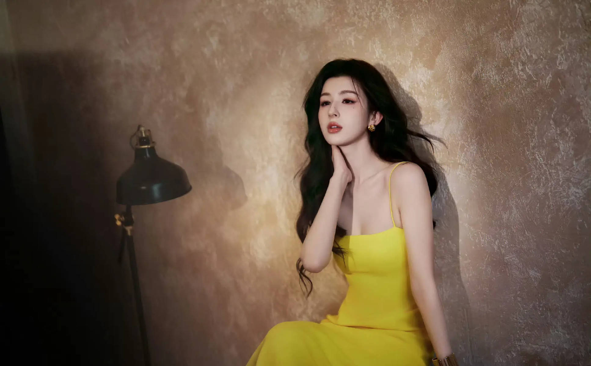 哈妮克孜穿吊带裙性感妩媚 大波浪发型明艳靓丽