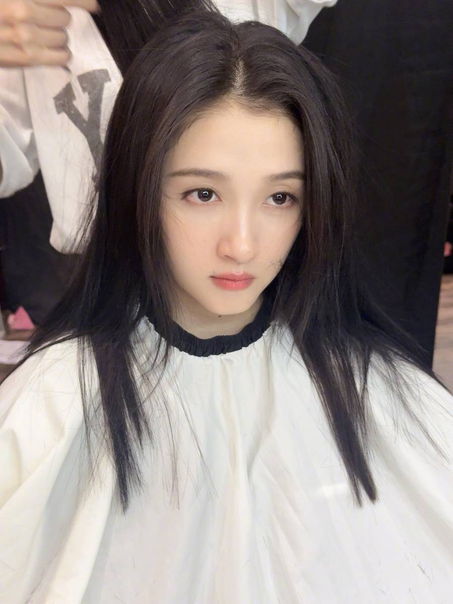 关晓彤晒理发随拍照 对着镜头开心比耶元气满满
