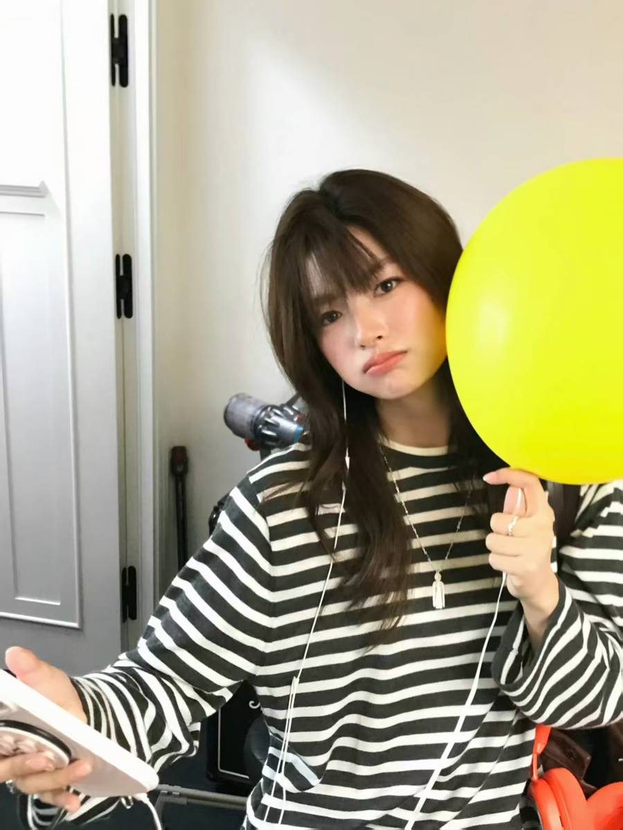 徐若晗穿条纹衫 齐刘海造型元气软萌少女感拉满