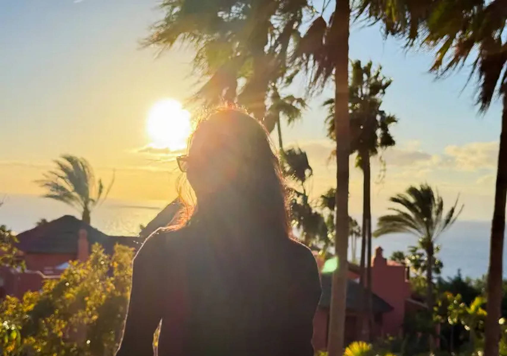 景甜黑衫搭白裙在海边度假 椰林落日氛围感拉满