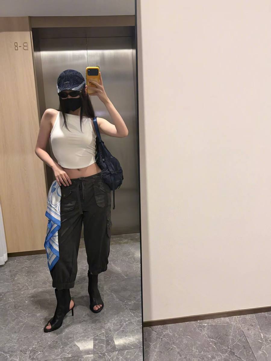 虞书欣晒剧组拍摄日常照片 风格多变元气又鲜活
