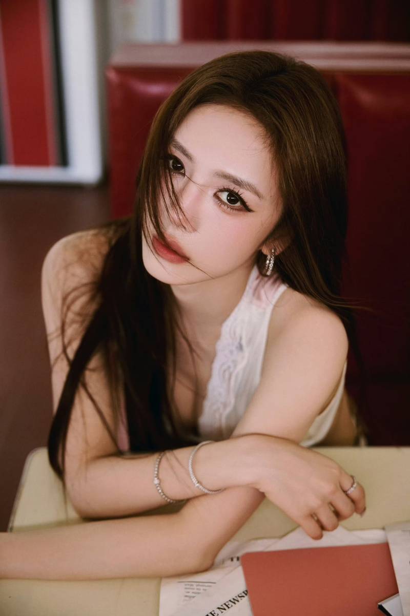 蔡文静穿白蕾丝吊带搭豹纹长裙 热辣张扬野性十足