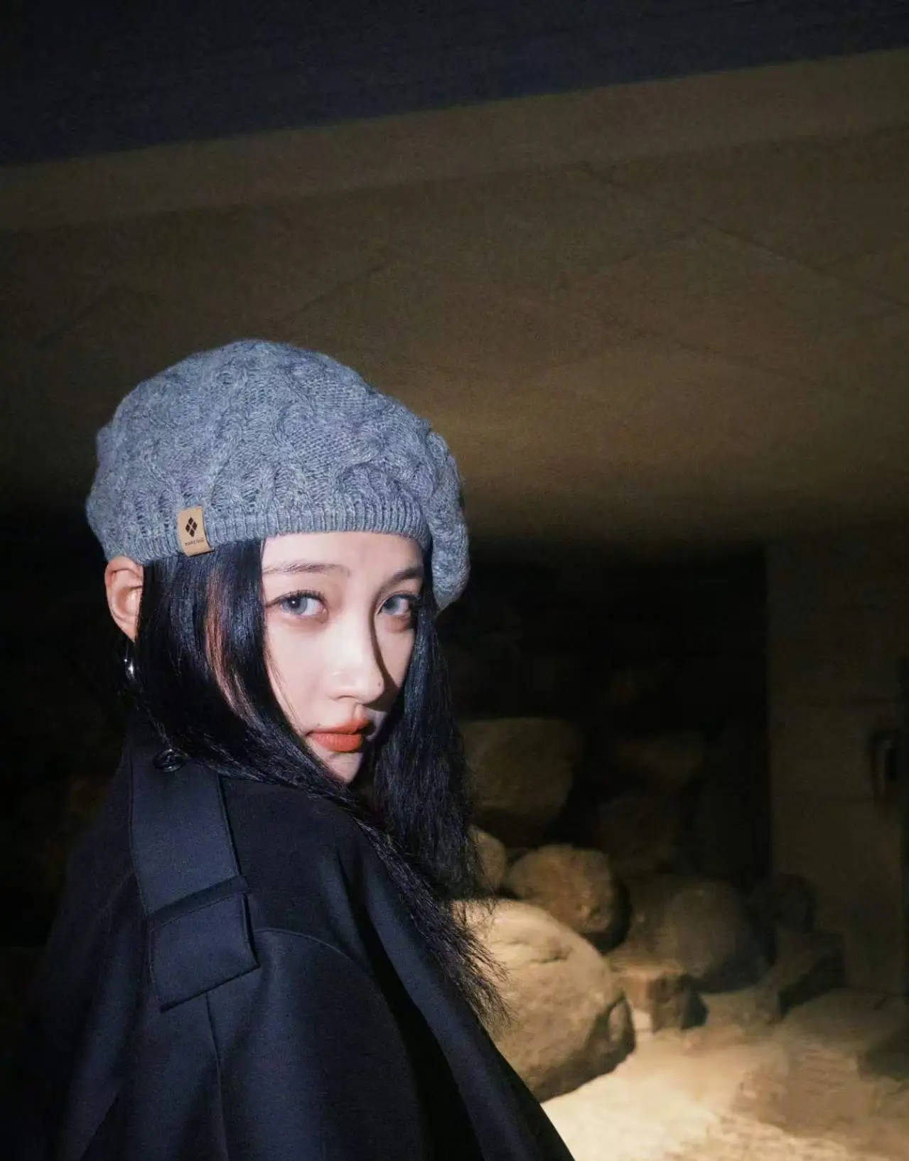 关晓彤披长发戴贝雷帽清冷文艺 街头随拍酷飒随性