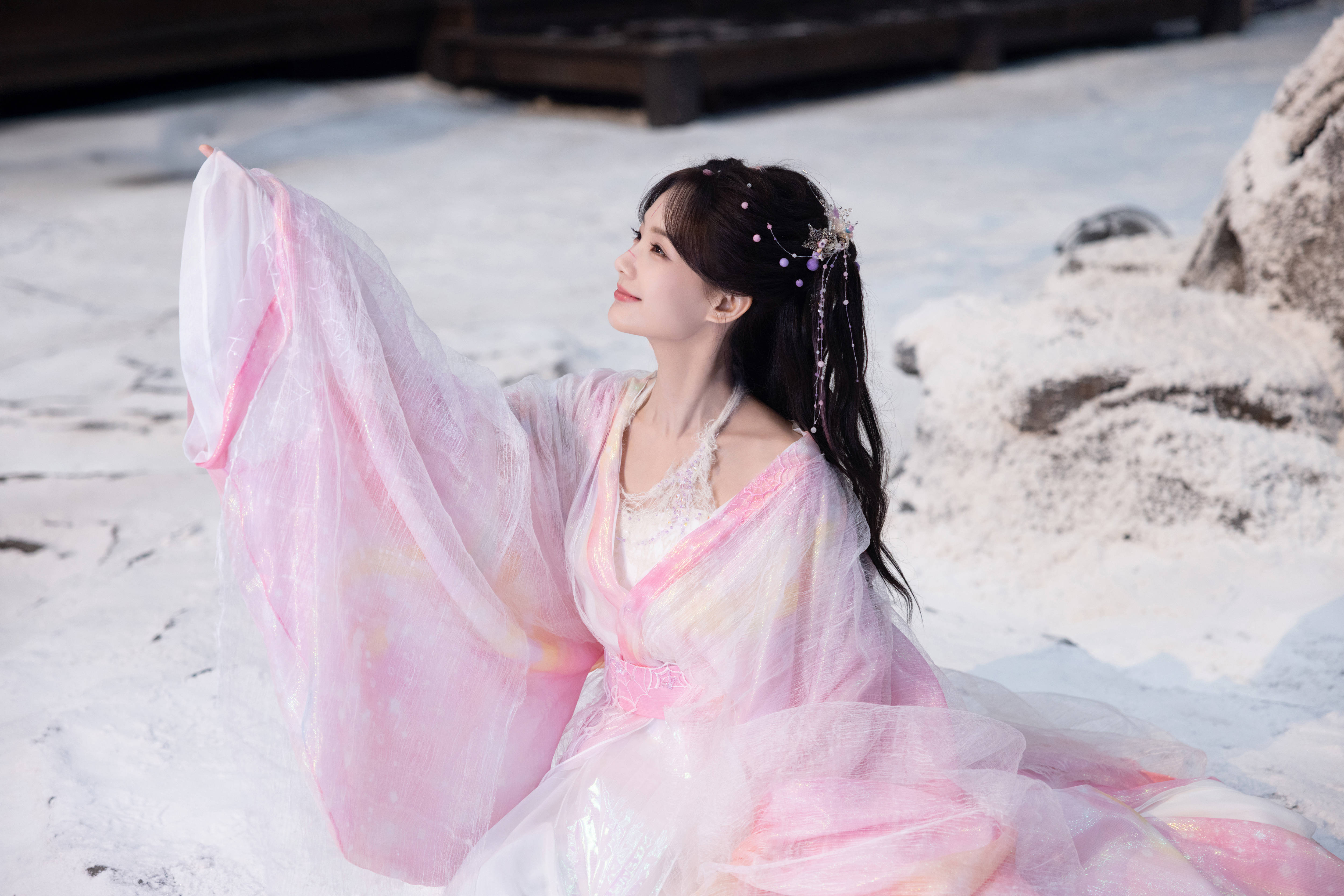 李一桐粉色古装造型清丽脱俗 坐在雪中天真烂漫