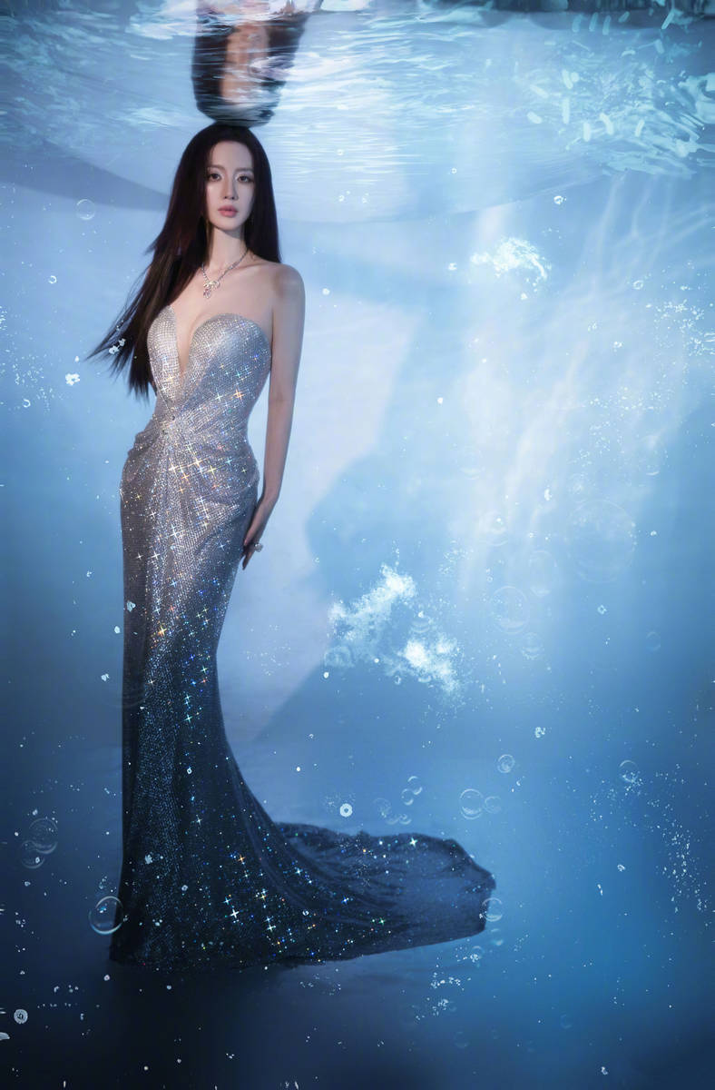 张萌穿碎钻裙化身美人鱼 身材凹凸有致性感魅惑