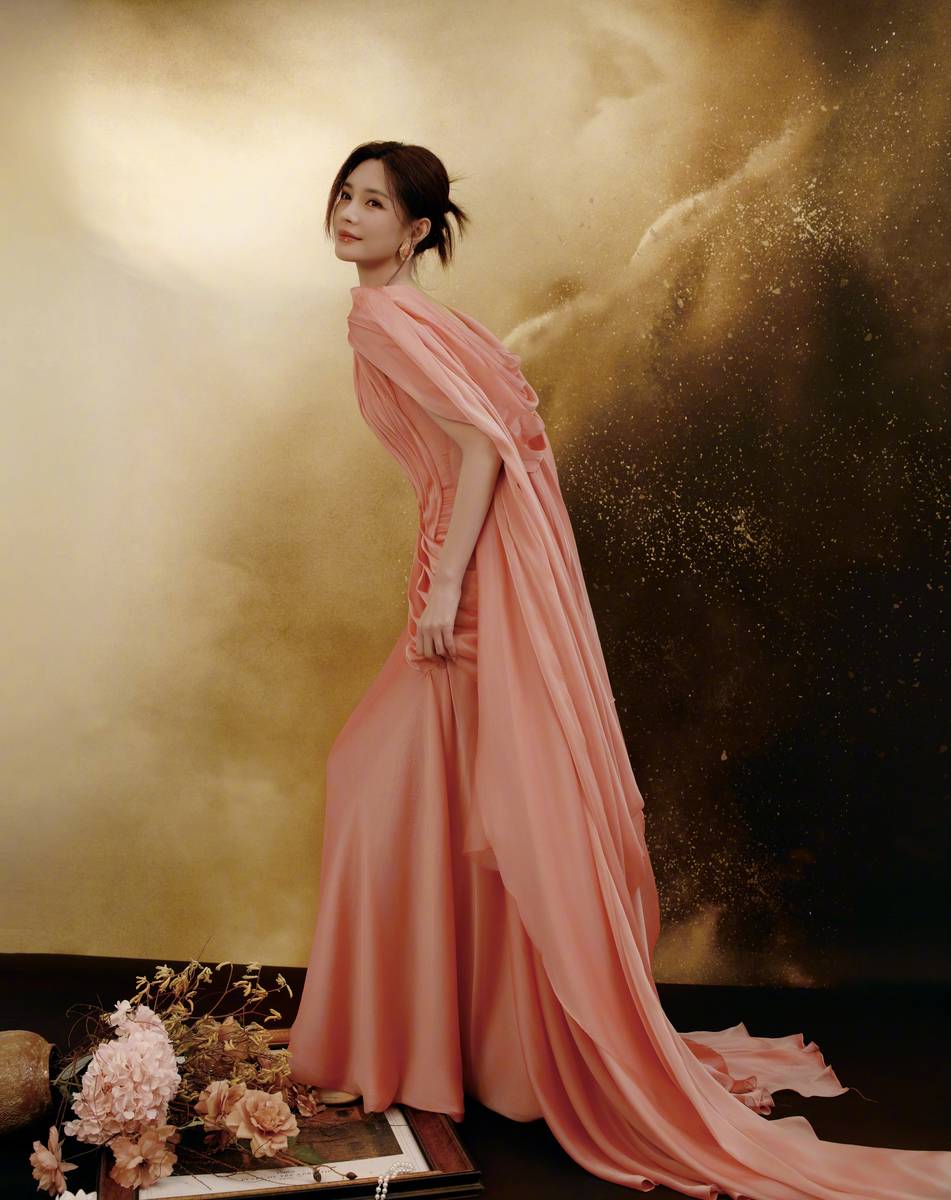 沈梦辰穿深V长裙温婉知性 手持蝴蝶饰品眼神灵动