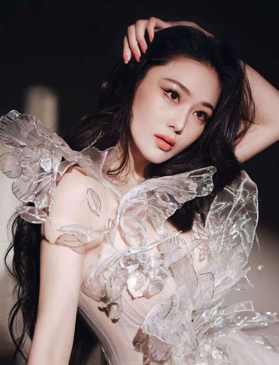 张馨予穿蝴蝶纱裙勾勒完美身材 眼神清冷又妩媚