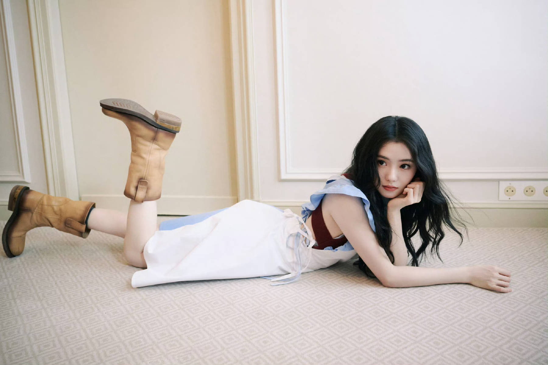 刘浩存穿浅蓝无袖衬衫眉眼清澈 单手托腮清新灵动