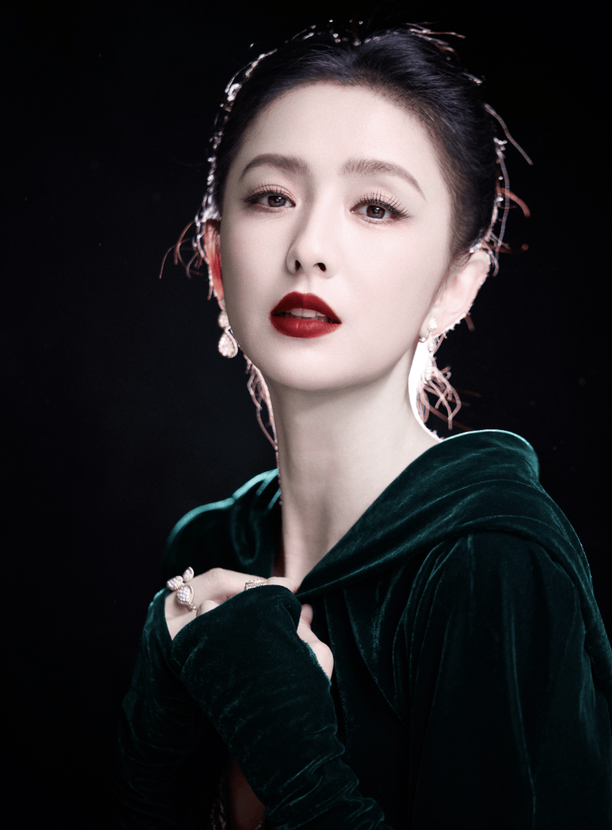 佟丽娅穿墨绿丝绒裙肩颈纤美 窈窕身姿优雅动人