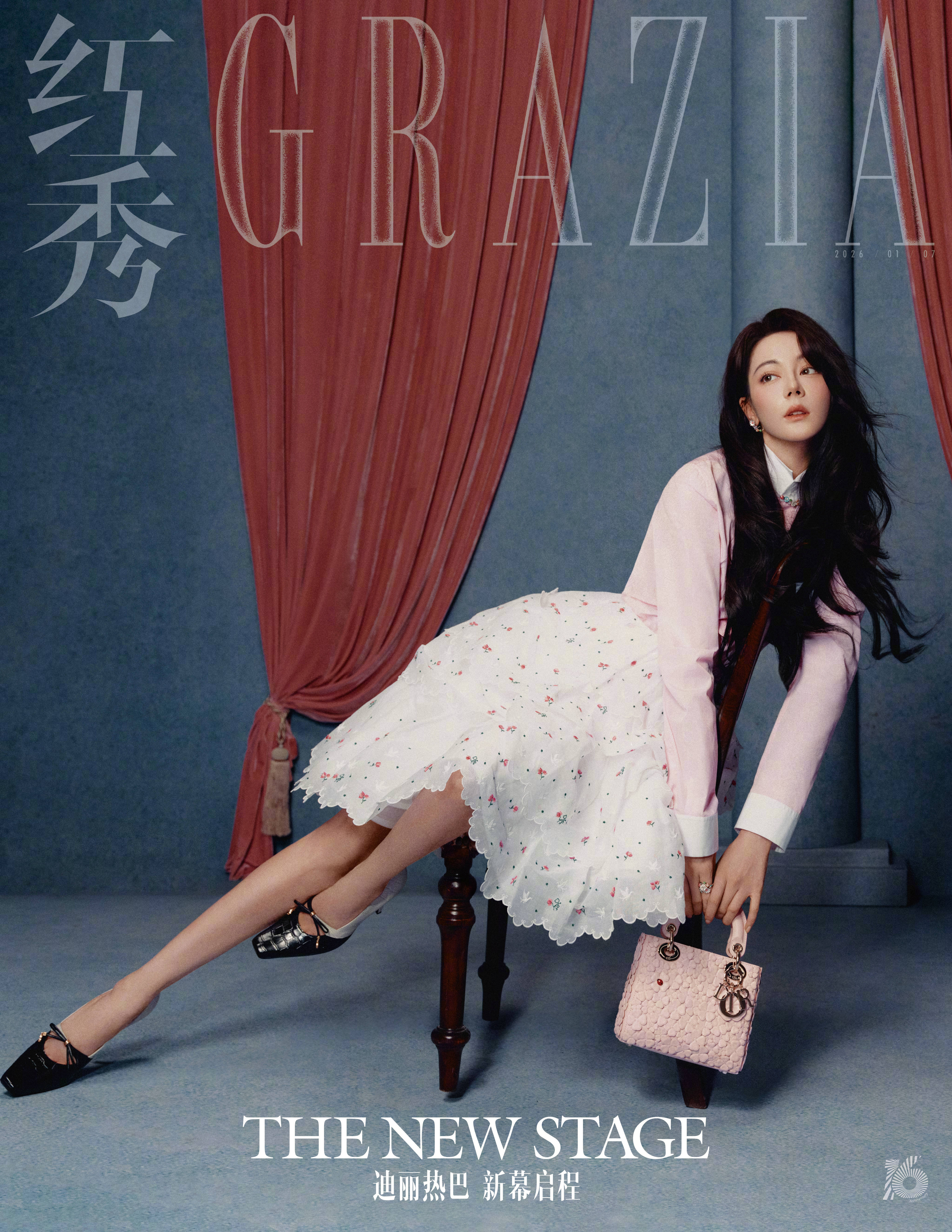 热巴化身油画公主优雅明媚 心思傲娇维握气味拉满