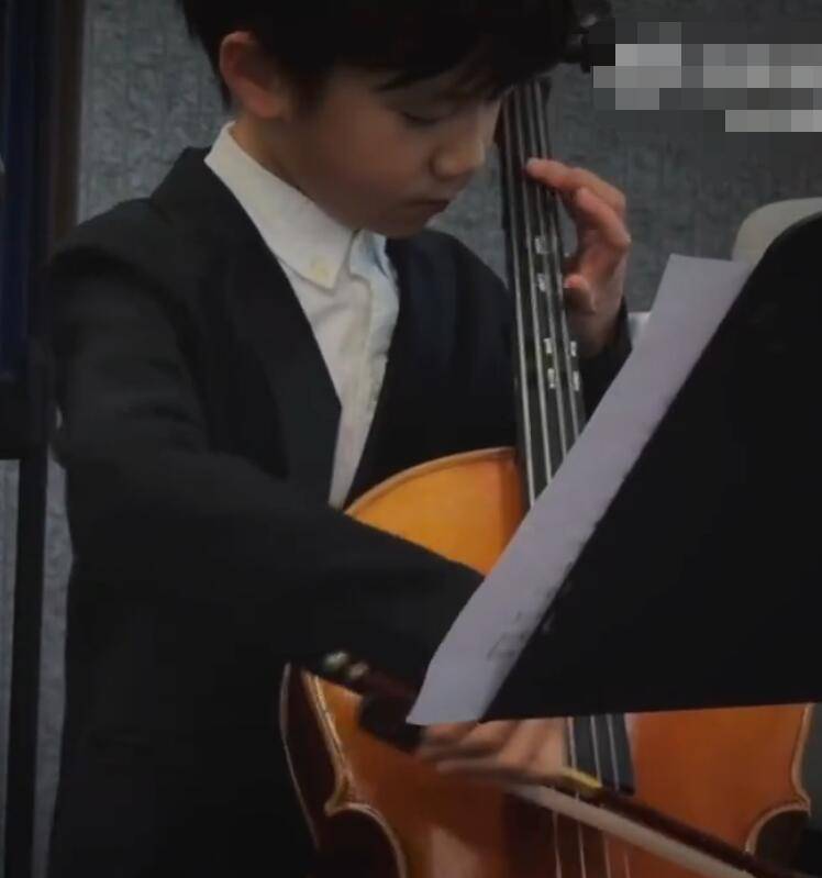黄磊浑家晒仨孩子曩昔生计！小男儿拉大提琴超帅气