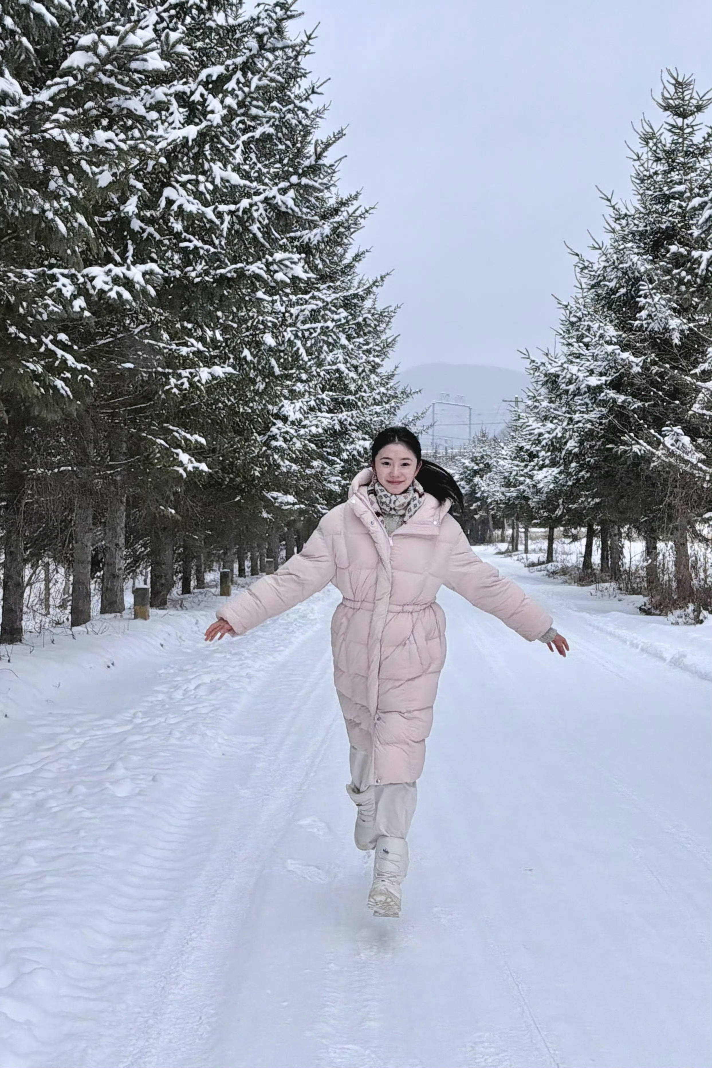 刘浩存穿粉色羽绒服笑脸清甜 雪中奔走充满人命力