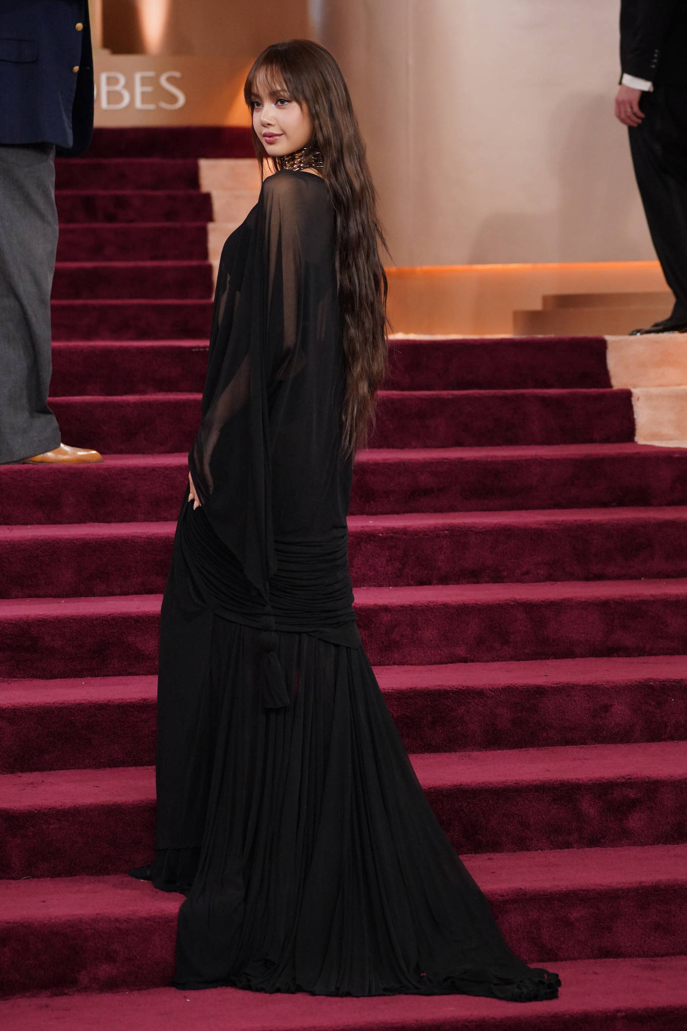 Lisa出席金球奖授奖红毯 穿零丁透视黑裙性感秀逸