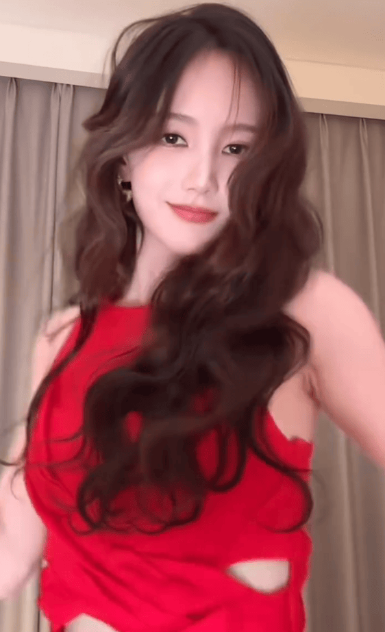 李一桐穿红色长裙舞蹈好养眼 舞姿动感酷飒又好意思又A