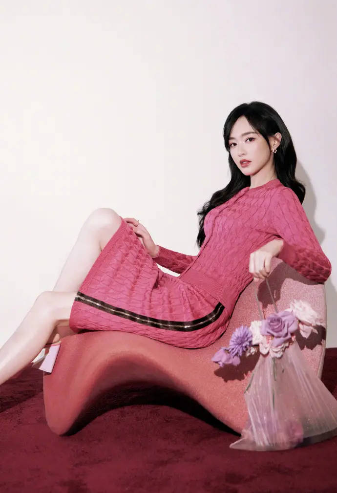 “糖糖”笑貌太甜了！唐嫣穿紧身裙秀出唯妙体格