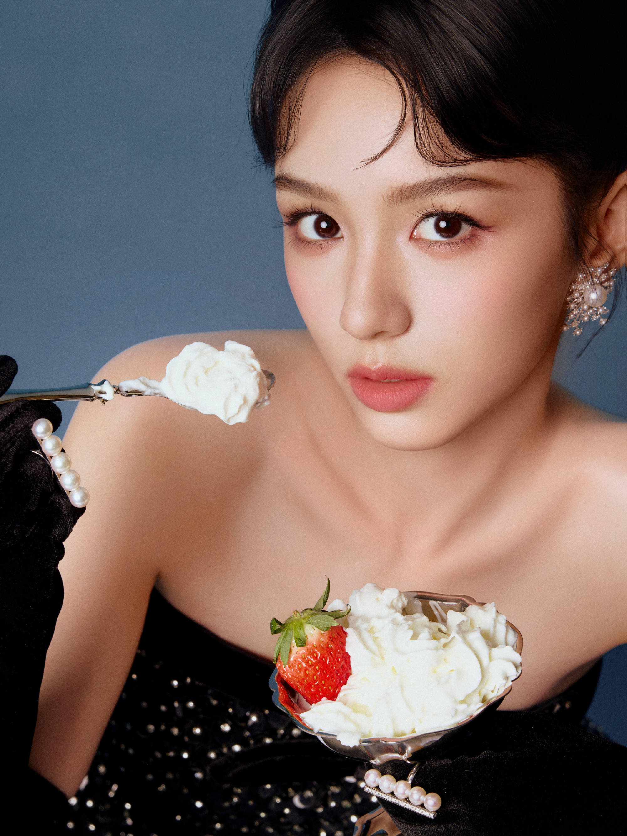 周也穿碎钻抹胸裙能干迷东说念主 似令嫒大姑娘气质优雅