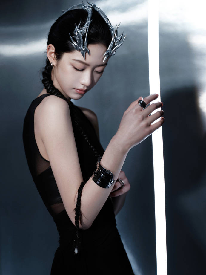 机械风小龙女！向涵之戴银色龙角走红毯