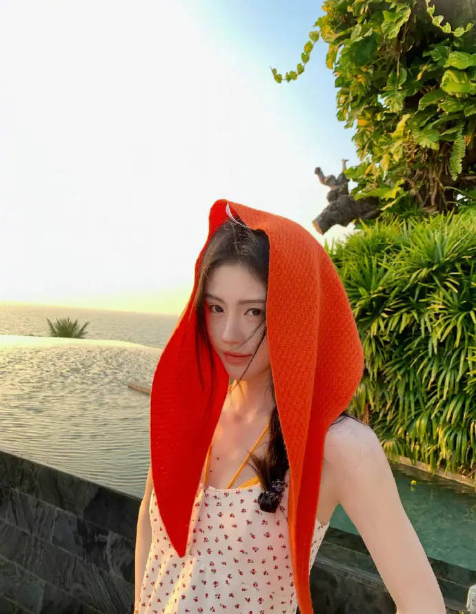 好意思神来临！鞠婧祎戴红头巾拍摄落日大片