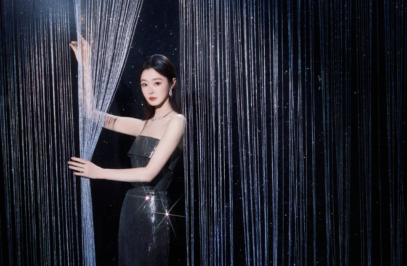 宋轶身着抹胸亮片裙妆容考究 完满解锁星光氛围感