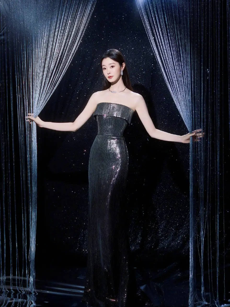 宋轶身着抹胸亮片裙妆容考究 完满解锁星光氛围感