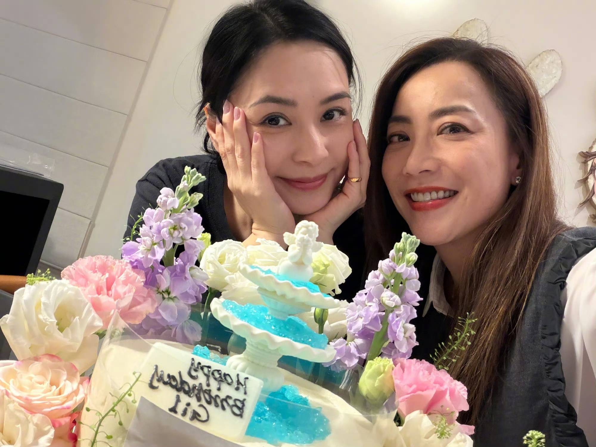 钟欣潼诞辰跻身花海 霍汶希卡点送祝愿脸色满分