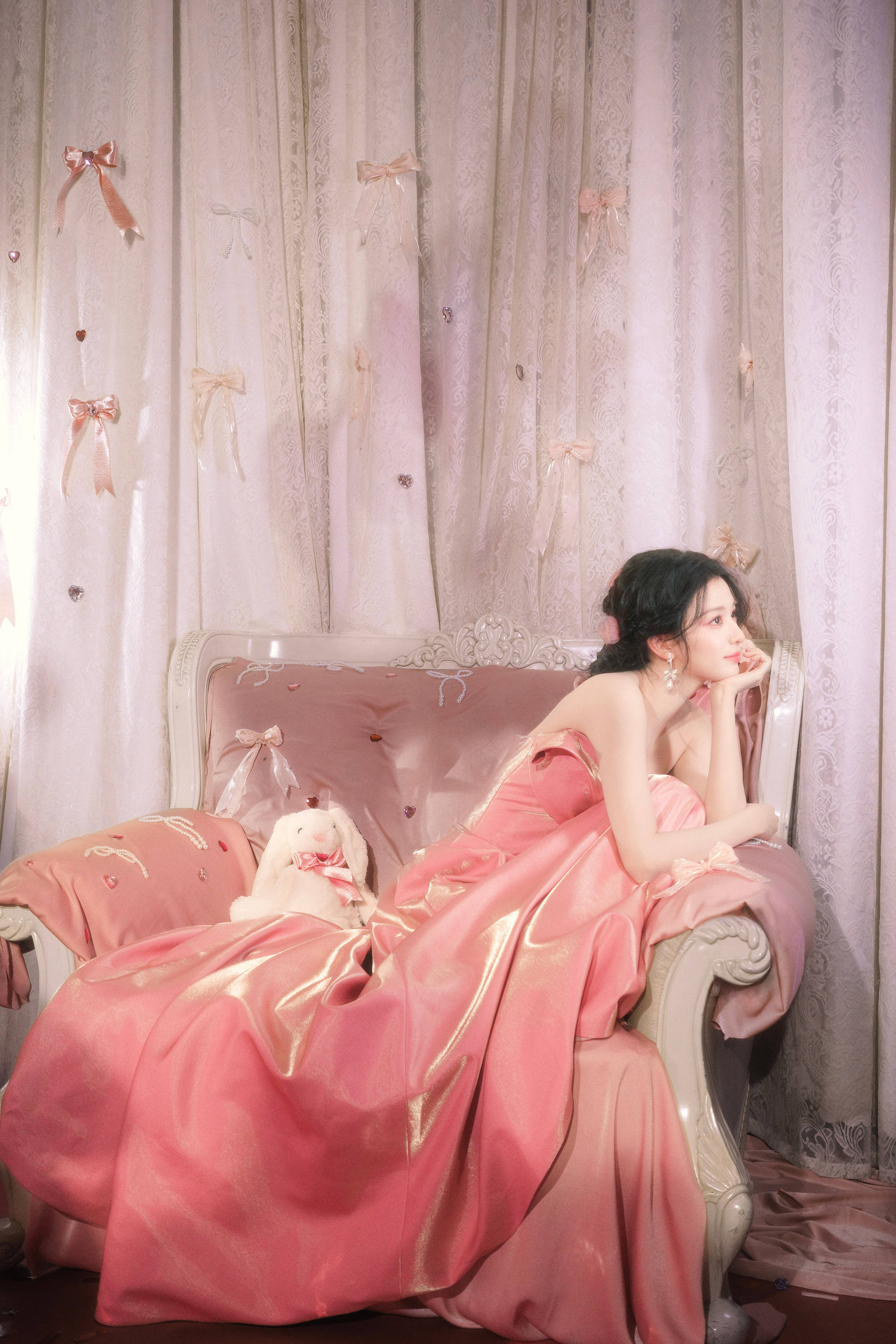 王楚然身着抹胸粉裙庆生 宛如童话公主甜度满分