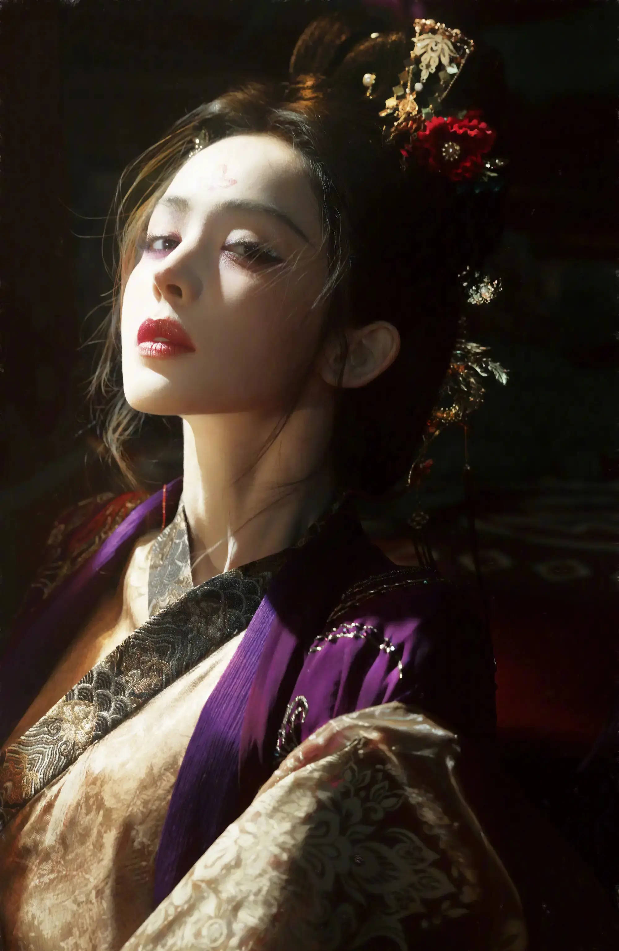 古力娜扎紫金古风裙配花钿 冷艳幻灭气质凉爽