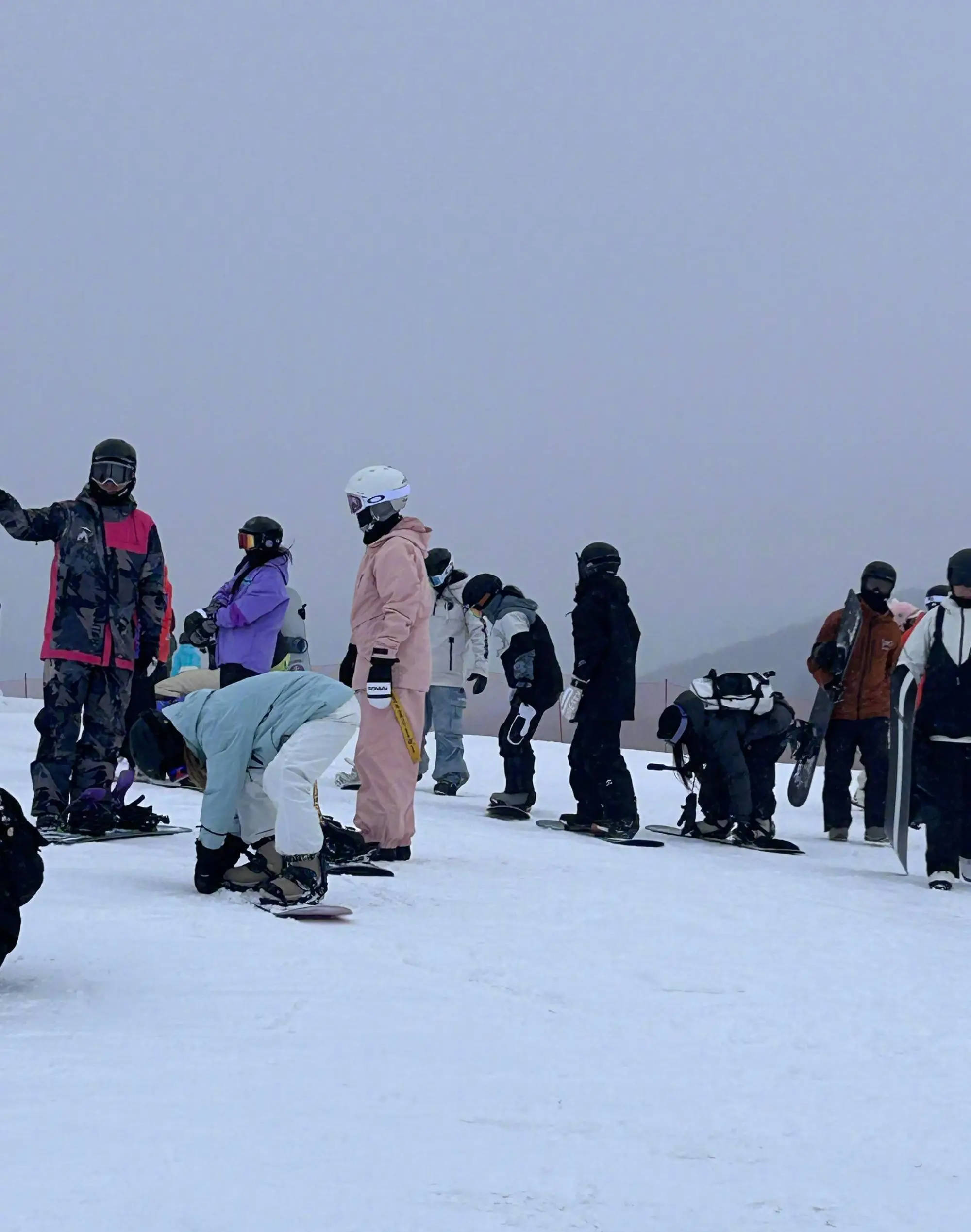 贾玲与张小斐新疆聚餐被偶遇 亲密互动情感深厚