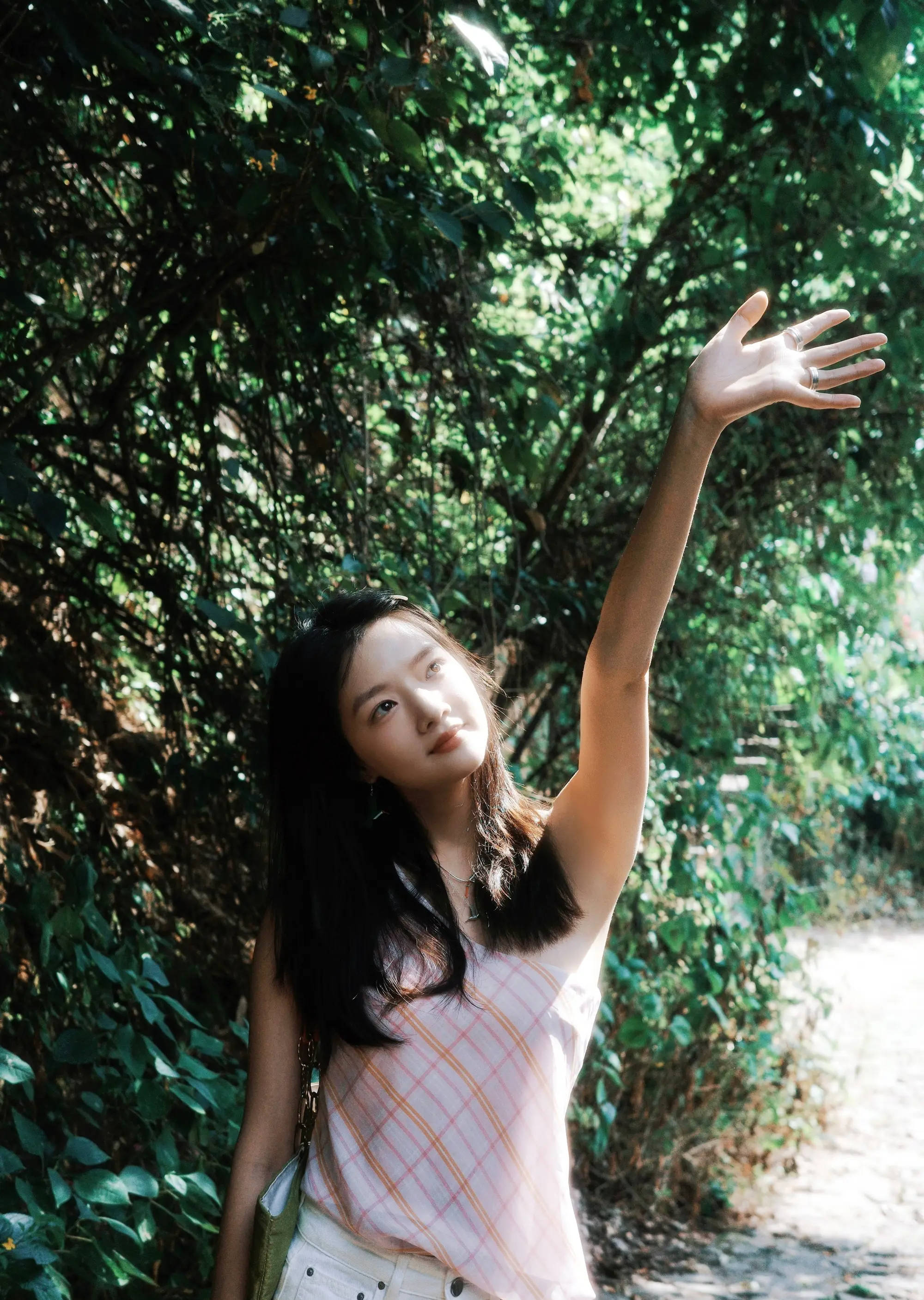 任敏随拍大秀精良锁骨 满脸胶原卵白皮肤亮到发光