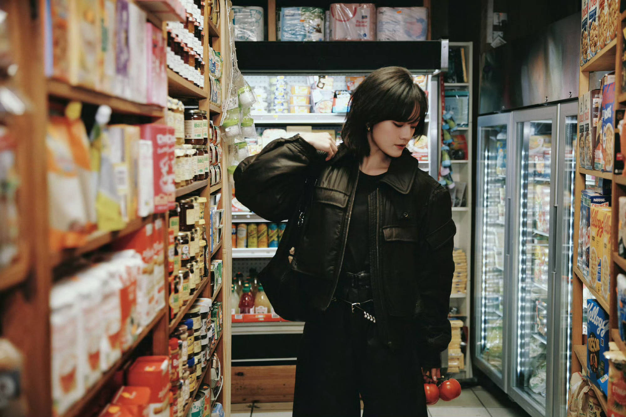 文淇黑皮衣配皮裙街头踱步 凉爽轻松又灵动