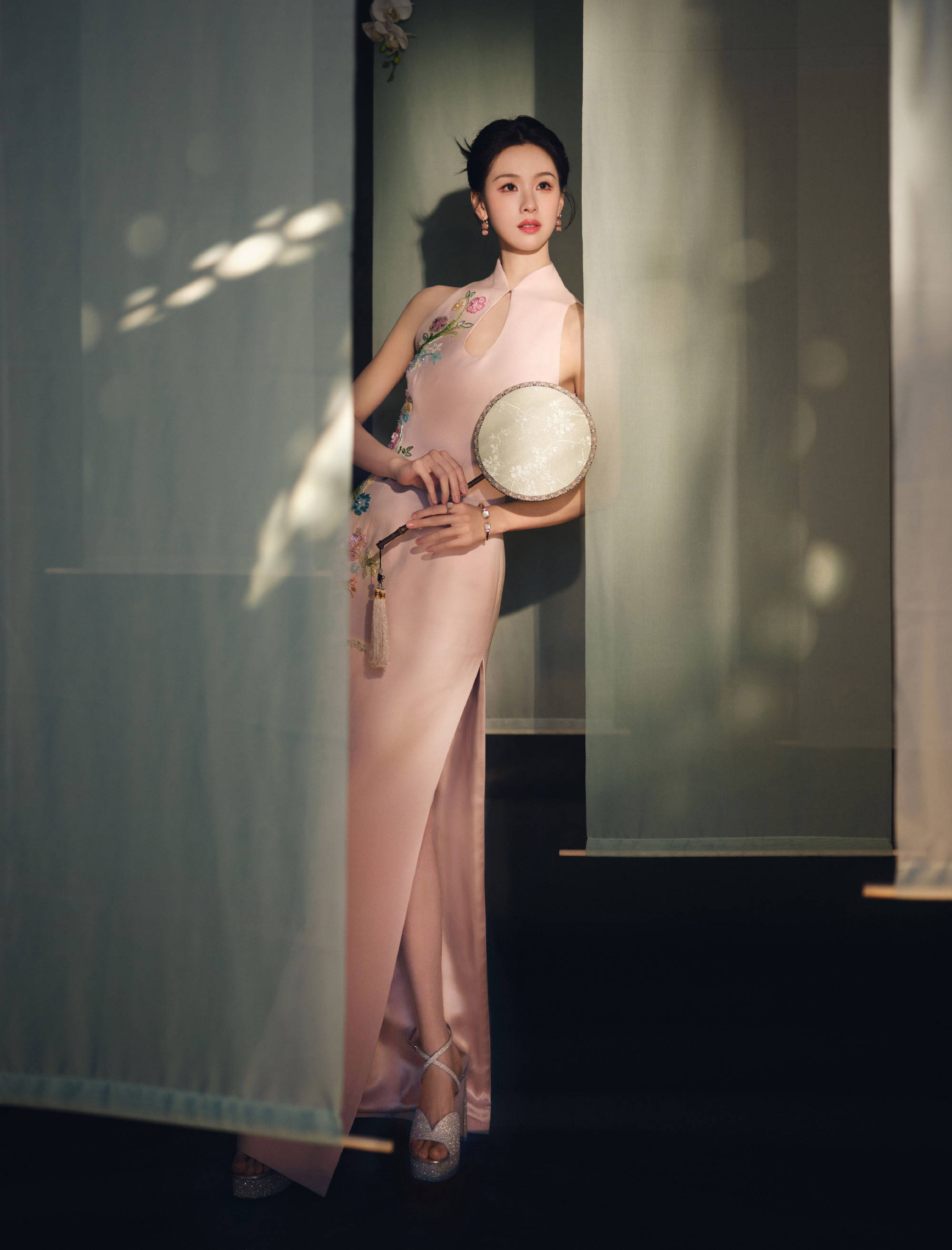 陈王人灵穿刺绣旗袍身姿唯妙 手抚发丝尽显古典好意思