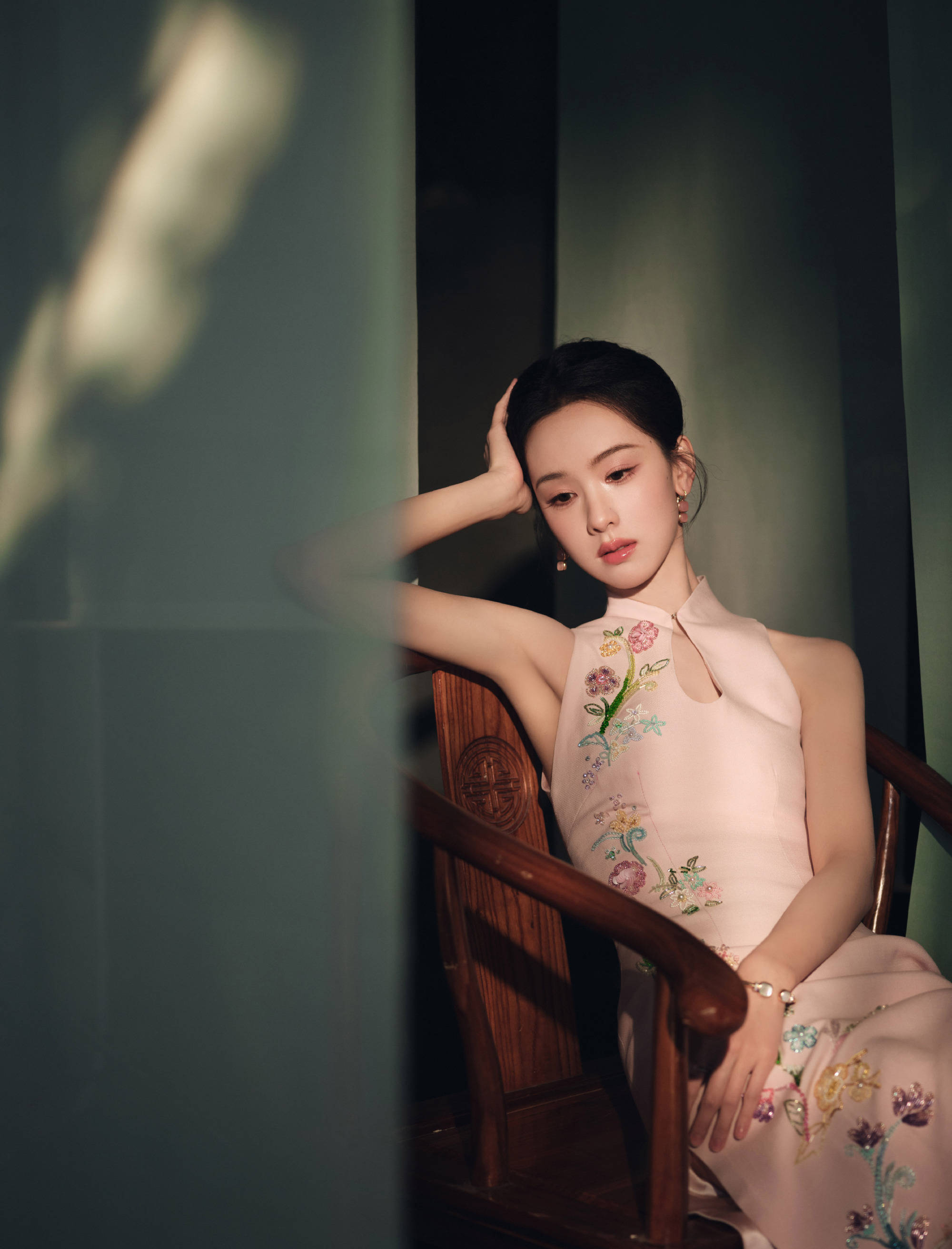 陈王人灵穿刺绣旗袍身姿唯妙 手抚发丝尽显古典好意思