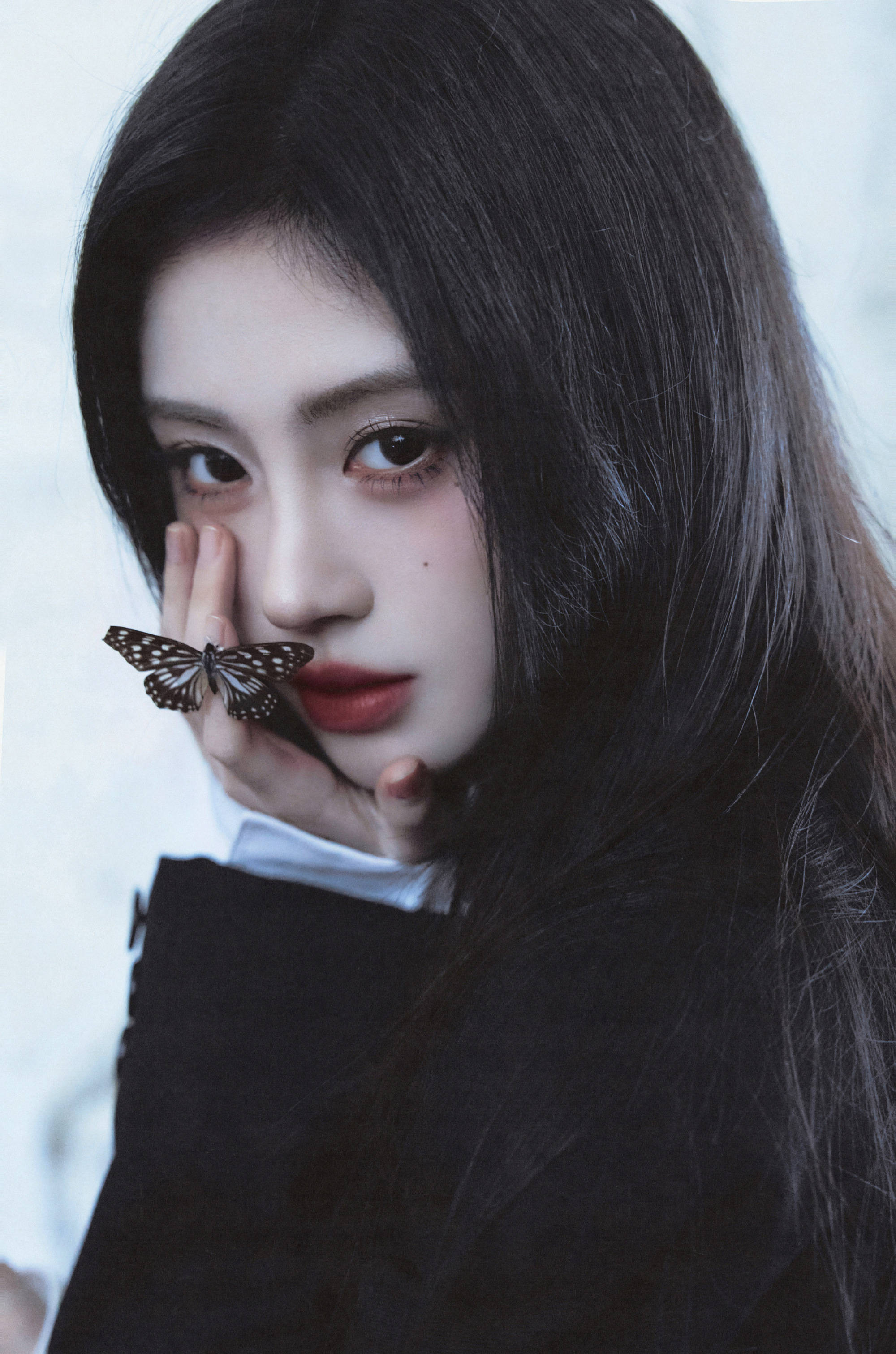 鞠婧祎化身暗黑学院风阴霾青娥！目光激烈气场全开