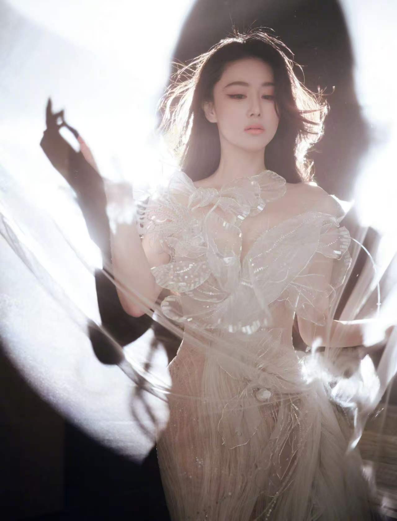 张馨予穿蝴蝶纱裙勾画好意思满体魄 目光阴凉又柔媚