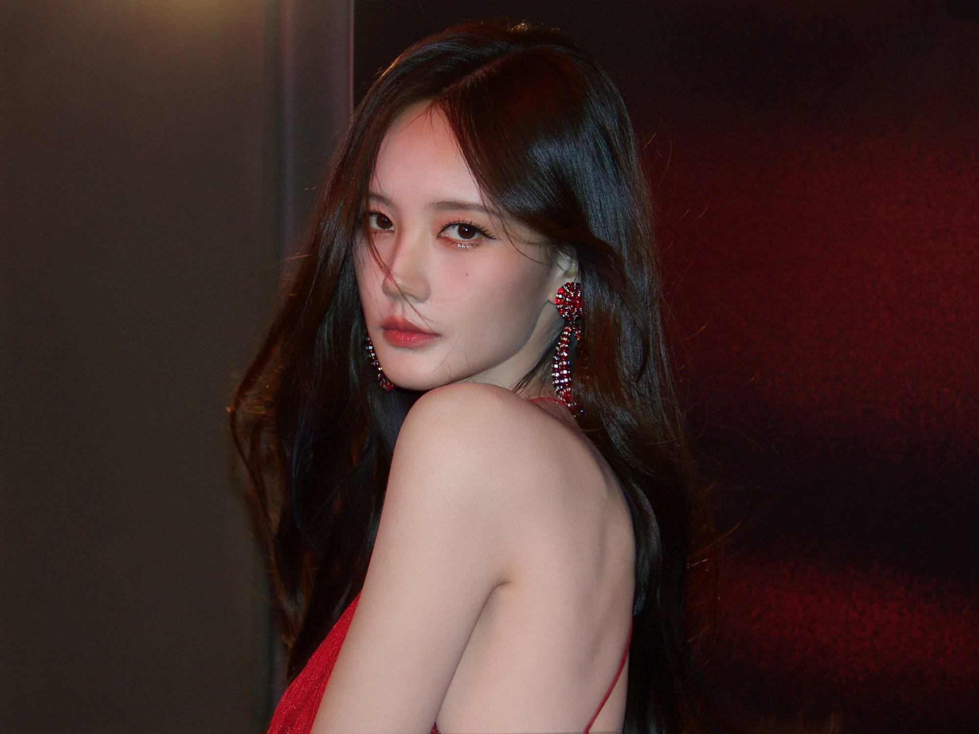 李一桐穿红色挂脖裙优好意思大方 单手捋头发激昂怡悦